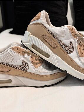 Nike Women's Sneakers in Beige, White and Black Pattern